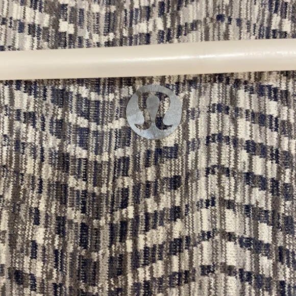 GUC Lululemon Sz 8 Grey textured leggings - Picture 2 of 6